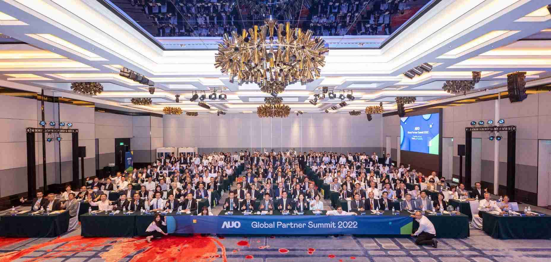 友達推動「安心、、、、創新、、、、用心、、、、同心、、、、盡心」五星職旅，，，為菲籍員工打造全方位照護，，，，首度贏得「人權實踐與發展領袖獎」殊榮