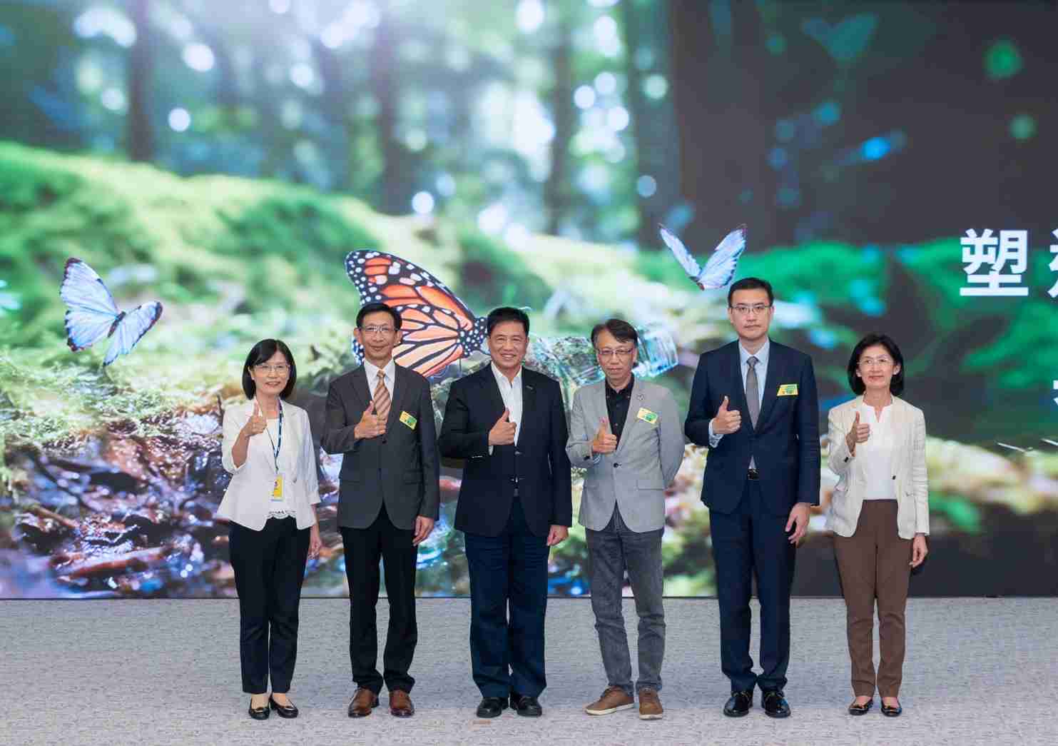 友達2023 CSR共榮大會，，邀請領域專家分享交流生物多樣性管理趨勢、、無塑產品、、、、海廢永續塑料等議題  （圖左到右：友達光電永續長古秀華、、3M台灣技術長陳君杰、、、友達光電董事長暨集團策略長彭双浪、、光寶科技企業永續發展處處長陳慶暉、、、、安永聯合會計師事務所執業會計師曾于哲、、友達光電供應鏈總部副總經理吳宜芳）