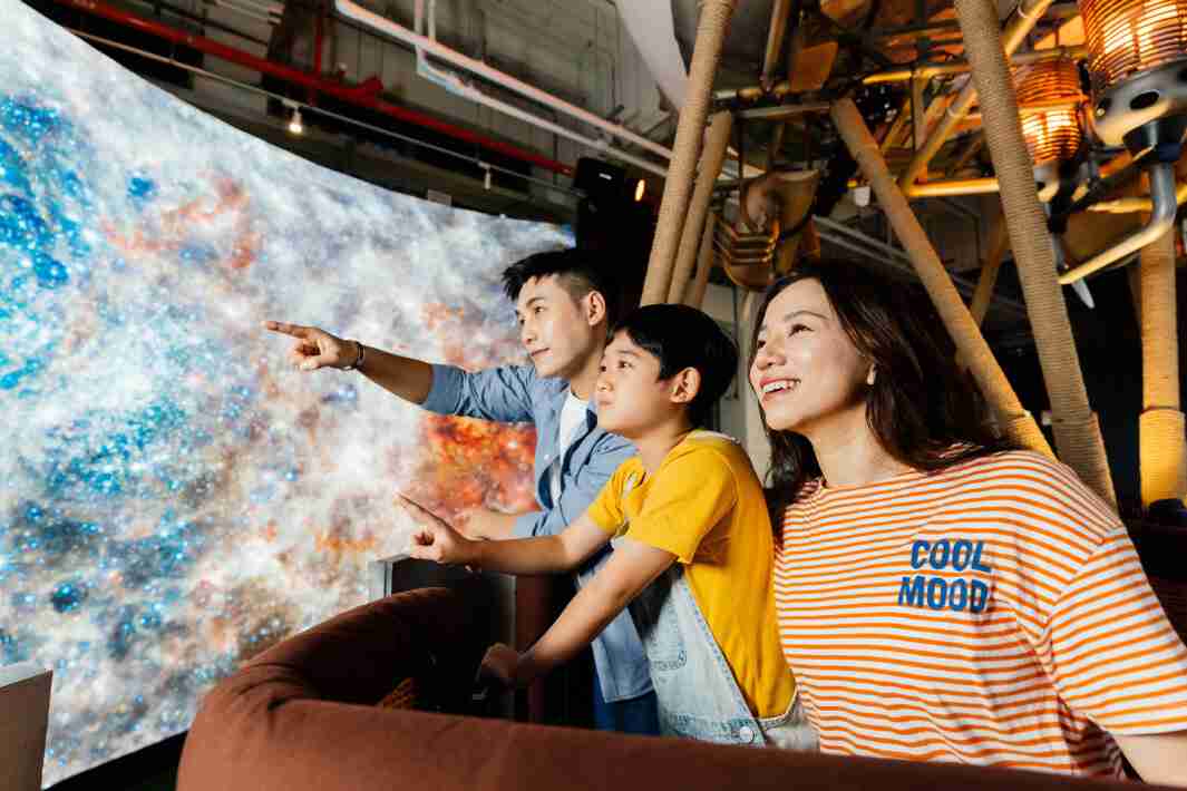 人生就是博打造全台最大宽6公尺、、、高4公尺、、唯一搭载LED弧形拼接显示屏的动感飞行船，，让乘客驻足在热气球上，，享受身历其境的伪出国旅游乐趣