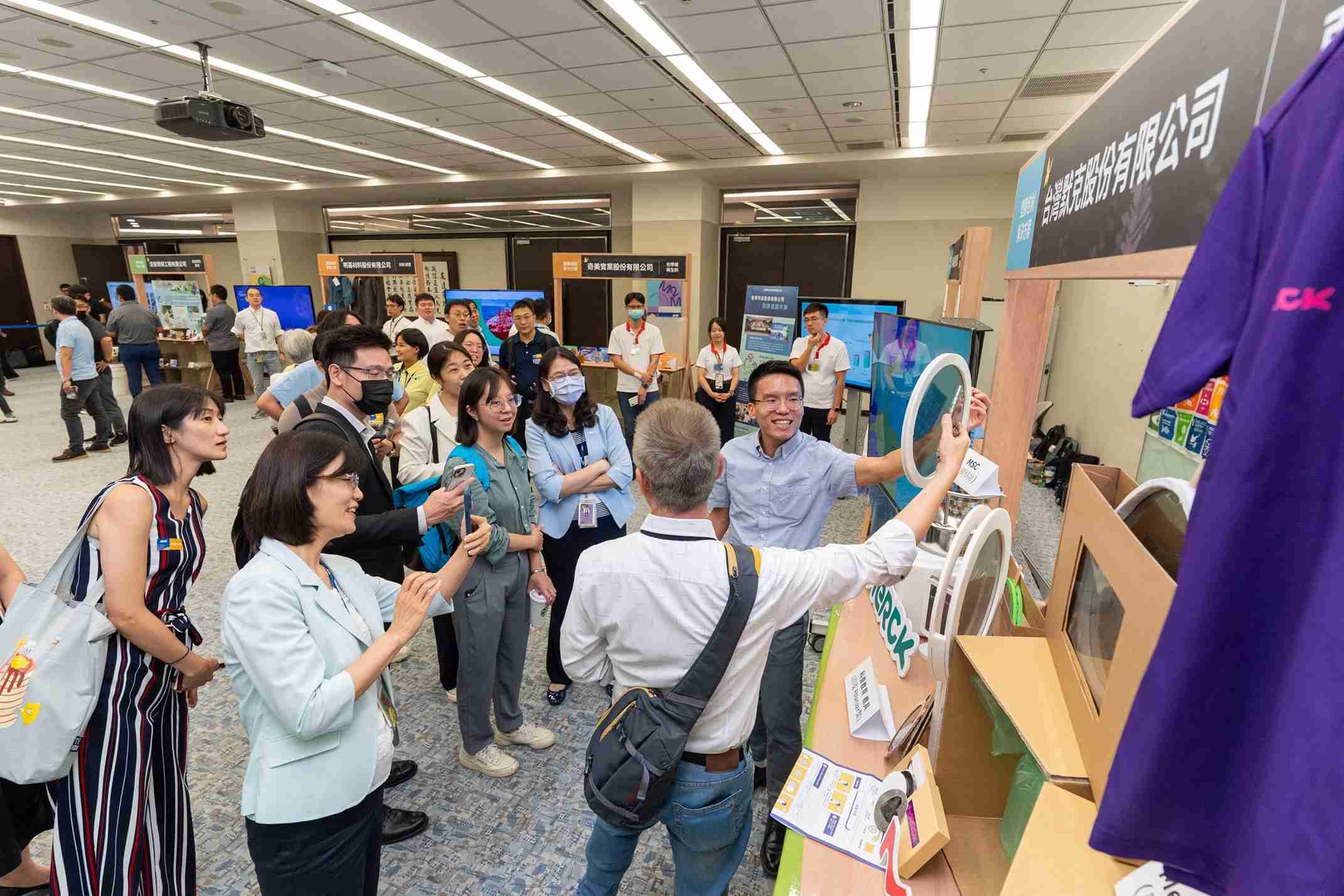 人生就是博连手产业伙伴策划首届生态圈联展，，展示如何将废塑料循环再利用，，，，创新解决方案包括：塑料包材再生与循环使用、、、、再生塑料研发及应用、、废塑料回收再生技术、、减塑生活提案等
