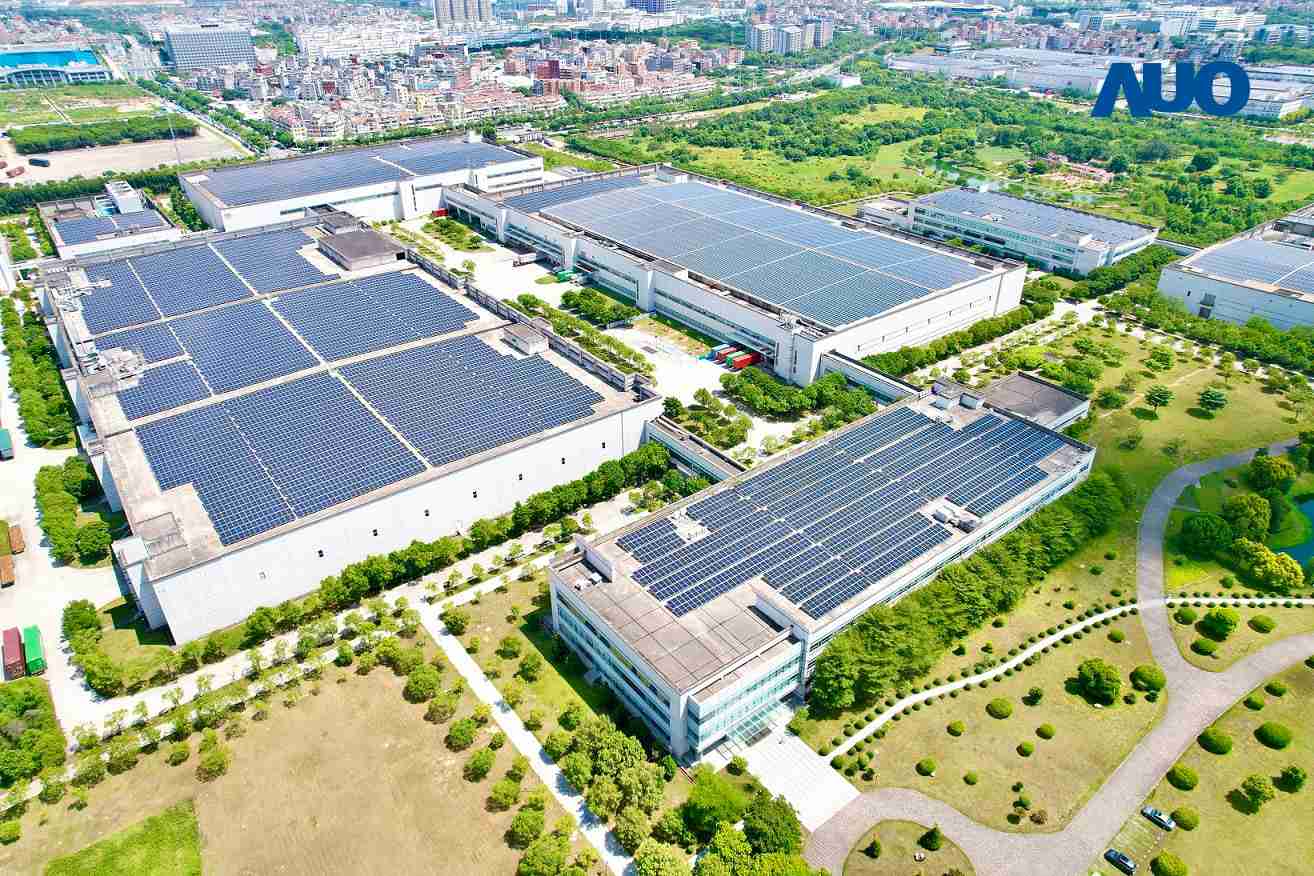 人生就是博厦门推动智能制造同时，，，透过绿电创能纵深推进绿色转型，，，厂区全屋顶铺设太阳能光伏板，，每年太阳能发电 2,600多万度