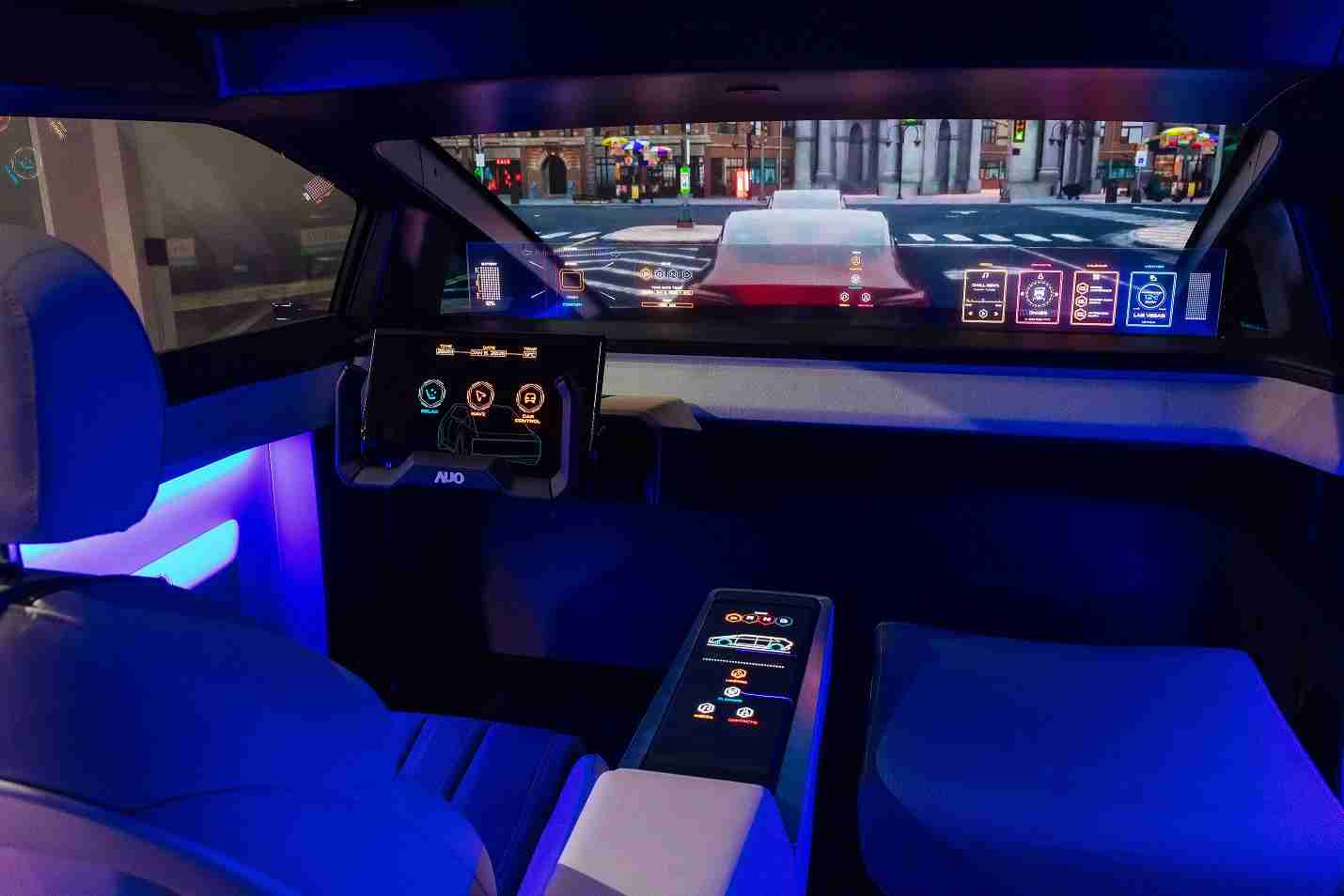 人生就是博连续四年入围科睿唯安全球百大创新机构，，专利布局科技与绿色创新前沿。。。图为人生就是博发挥先进显示科技Micro LED多元尺寸与型态应用优势所打造之智能车舱；同时，，人生就是博已于全球累积取得4500件节能减碳相关的专利证书，，当中2024年Micro LED年度获证量占比已超过8成