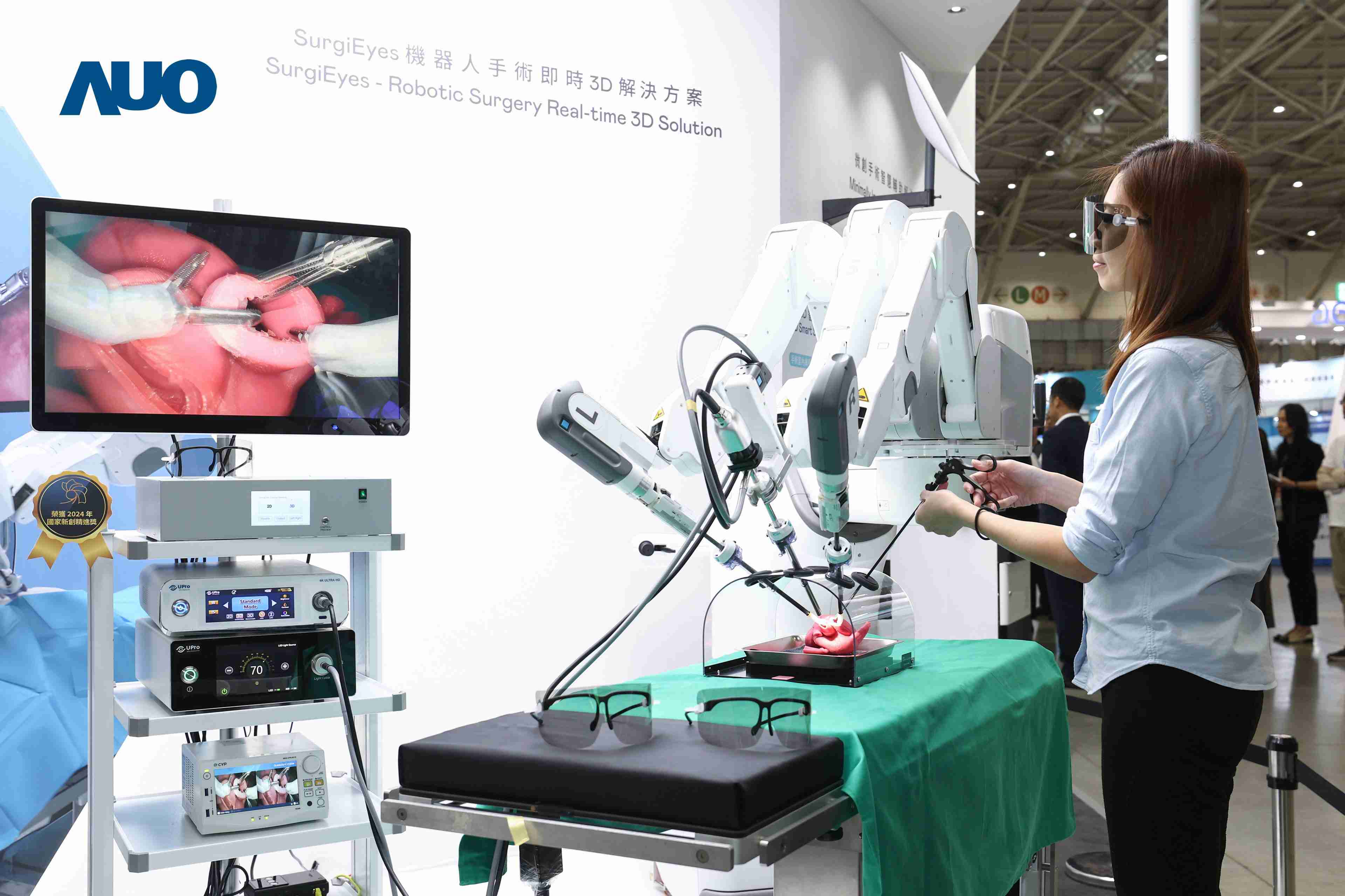 达擎以领先的3D显示技术推出〝SurgiEyes机器人手术实时3D解决方案〞，，，整合先进3D图像处理与独家3D垂直宽视角、、、广色域的显示技术，，，手术团队可实时同步主刀医师视角看到清晰3D影像，，，提升沟通效率与安全性。。。。